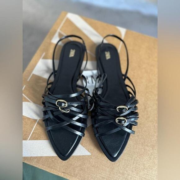 Zara Shoes - Flat sandals with thin crossed straps - Size 75 or 38